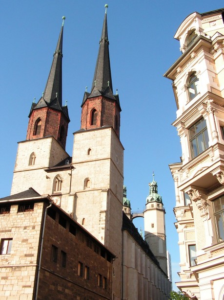 Die Marienkirche mit ihren vier Türmen und dem Kirchenschiff.