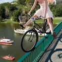 Model auf dem Geländer der Giebichensteinbrücke