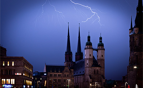 Blitz über der Marktkirche in Halle